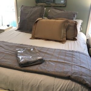 LEGACY grey and gold bedding set